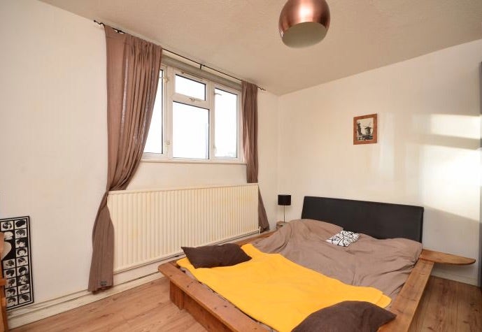 Photo 1: Large double room available December 1st currently occupied 