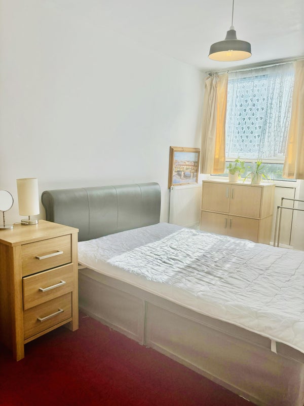 Photo 1: Double Befroom