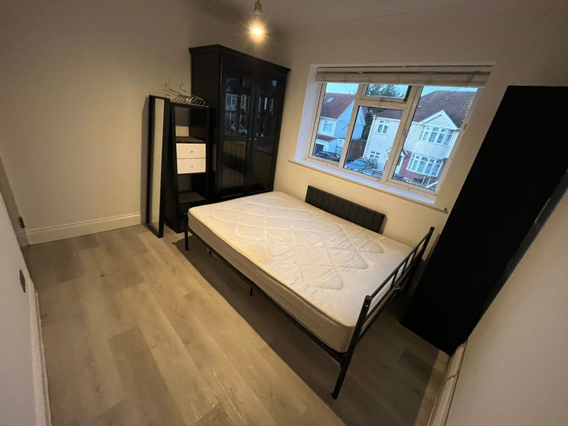 Photo 1: Room 3- £600 Available 01/12/2025