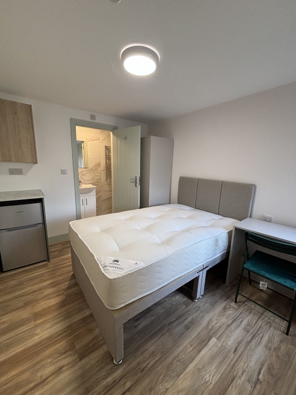 Photo 1: Large En-Suite Room