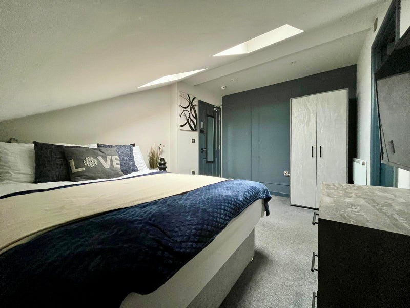 Photo 1: Room 7 w/ Ensuite