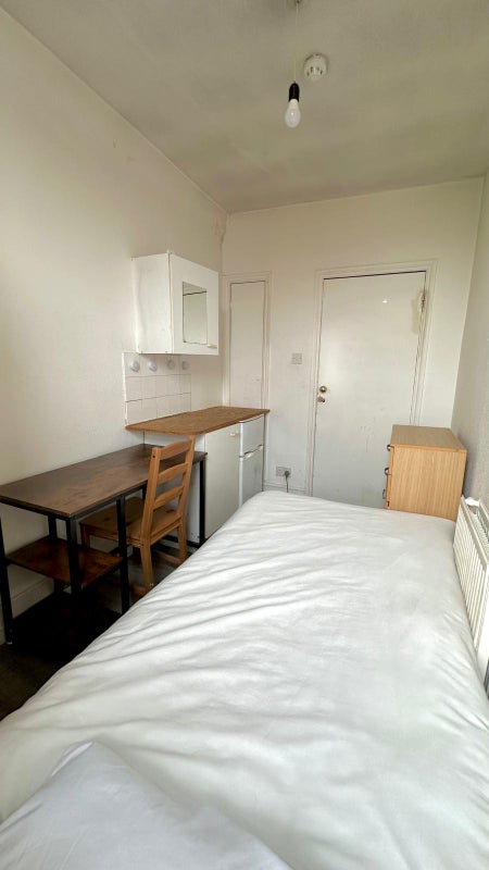 Photo 1: Bedroom 1/3