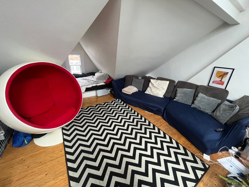 Photo 1: Spacious living area 