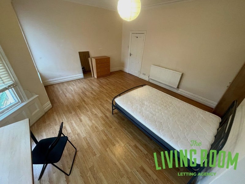 Photo 1: Bedroom 5 (Upstairs Front)