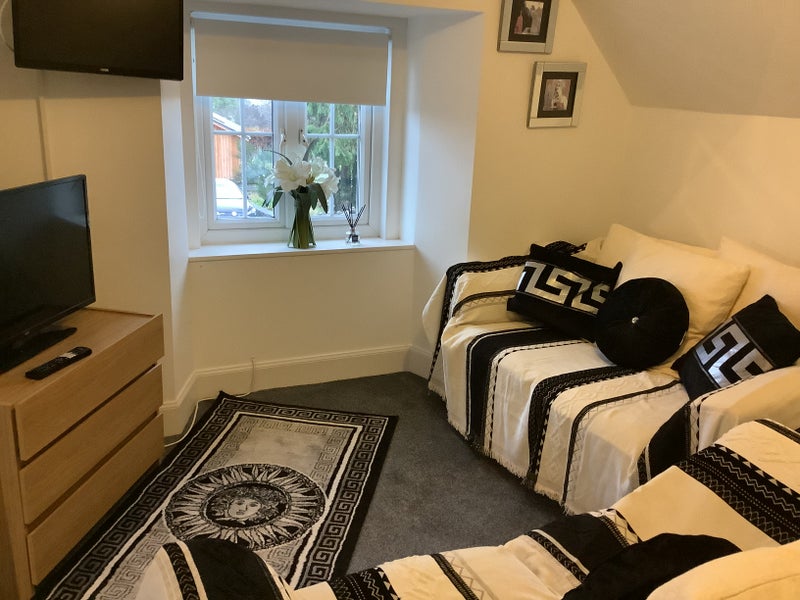 Photo 1: Sitting area