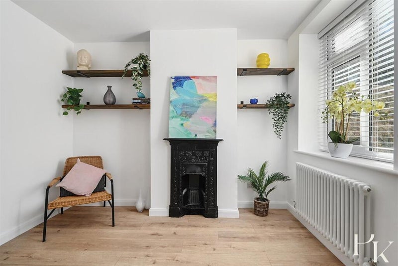 Photo 1: Lounge area 