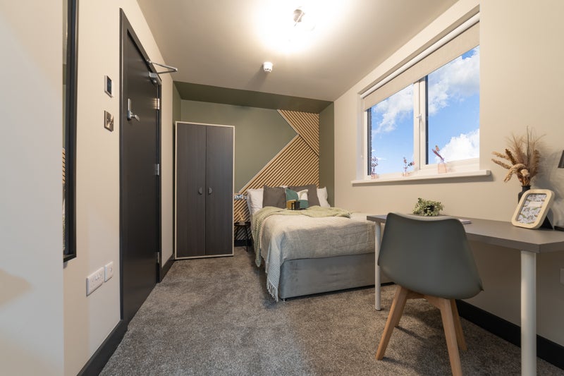 Photo 1: Elongated ensuite with plenty of room – versatile and comfortable