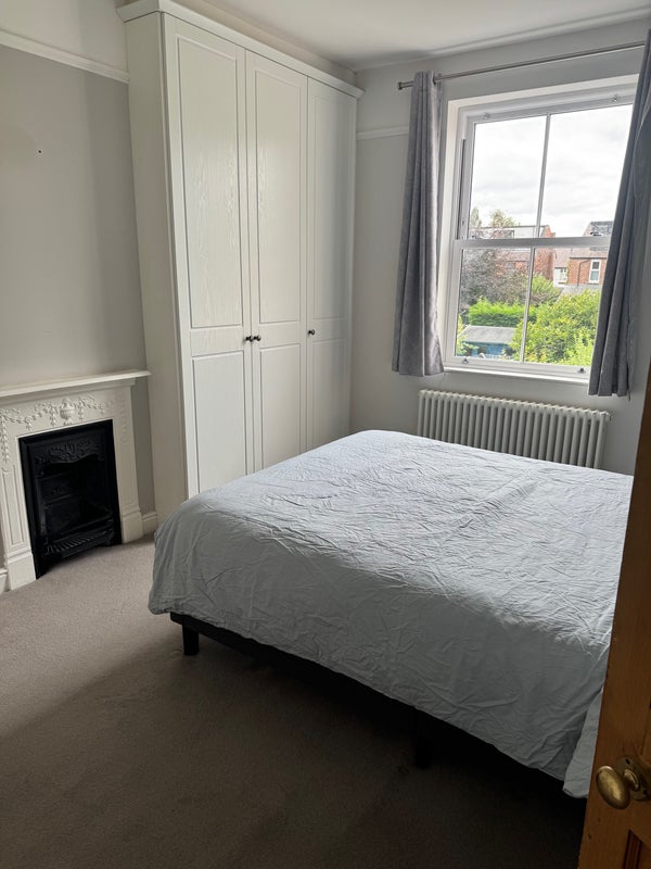 Photo 1: Bright double room with plenty of storage.