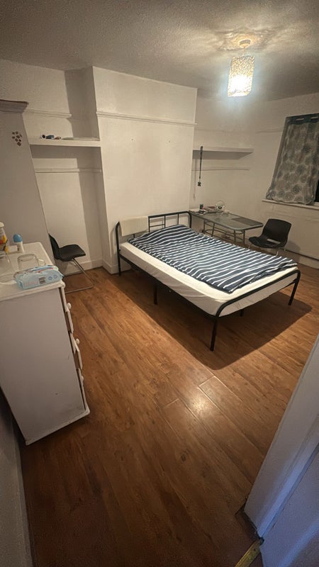 Photo 1: Avaialable room