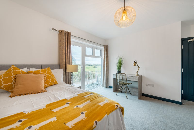 Photo 1: Spacious double room