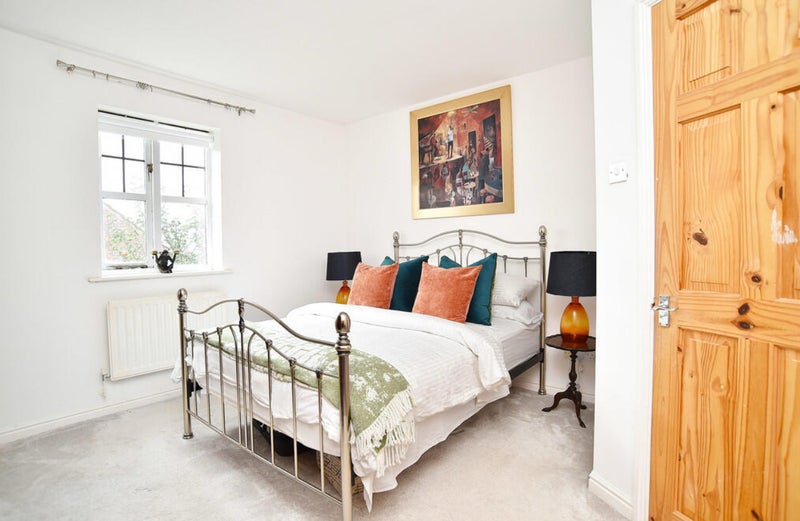 Photo 1: Room to rent