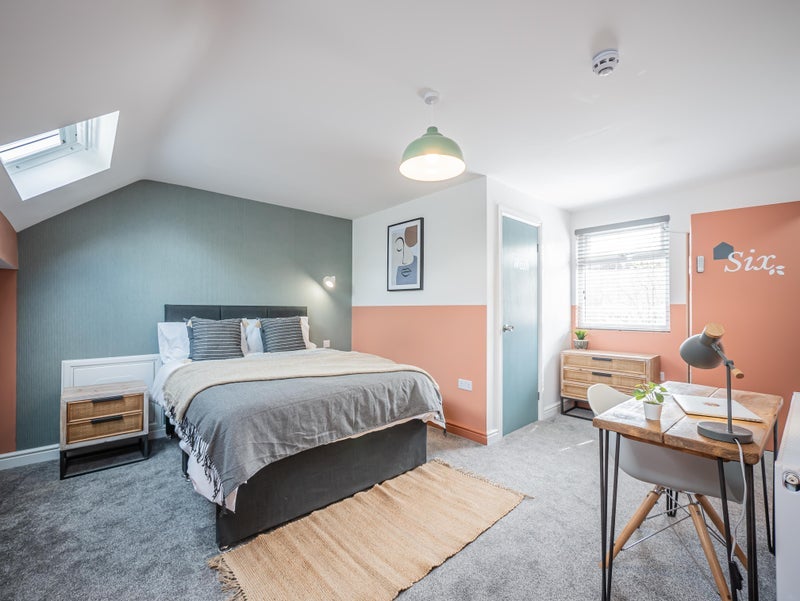 Photo 1: Room 6 En Suite