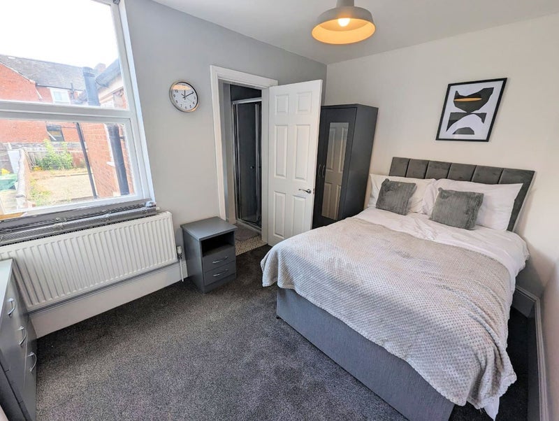 Photo 1:  Room 4 En Suite