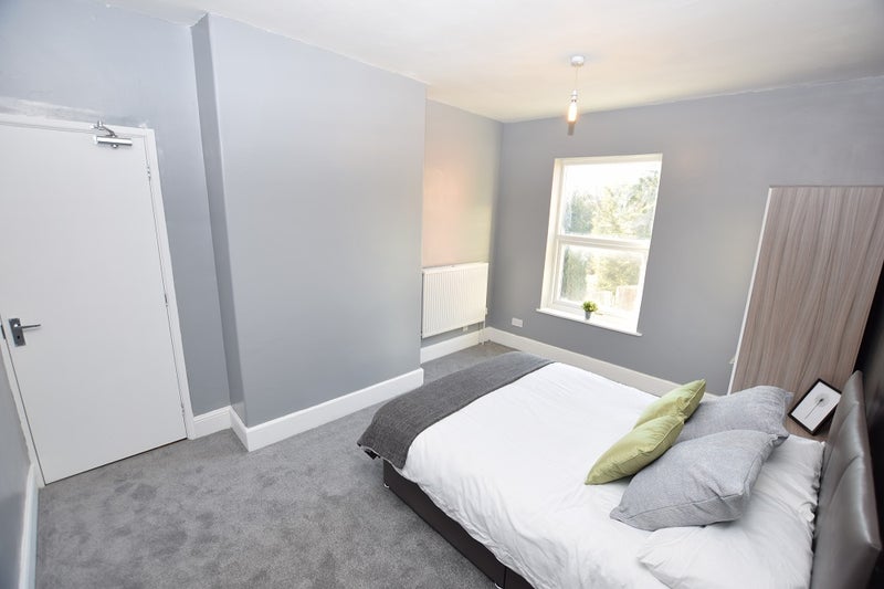 Photo 1: Spacious double bedroom
