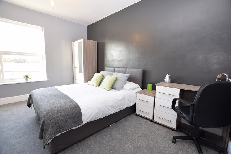 Photo 1: Spacious double bedroom