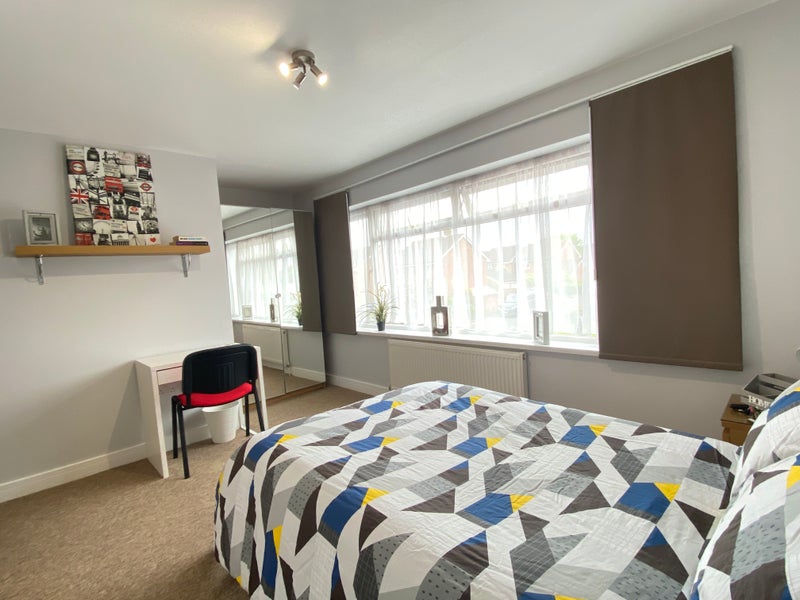 Photo 1: Large bright en suite room.  £975pcm