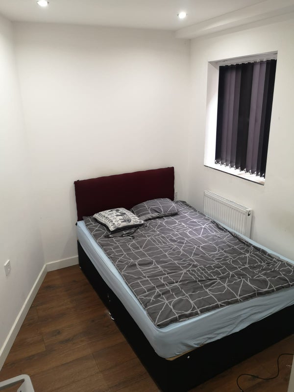 Photo 1: Bright and airy bedroom / Double bed / Mattress / Large Window 