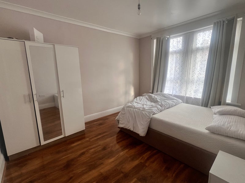 Photo 1: Master bedroom £950