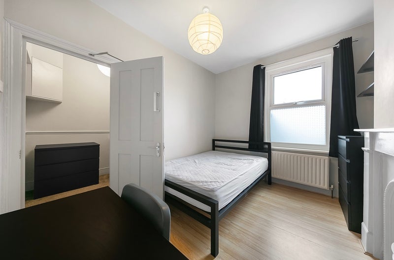 Photo 1: Double bedroom