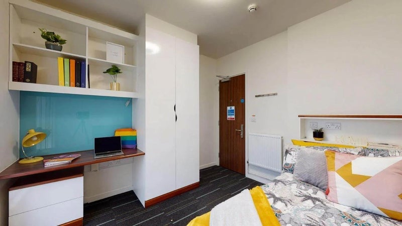 Photo 1: Townhouse Single Room - Desk and wardrobe