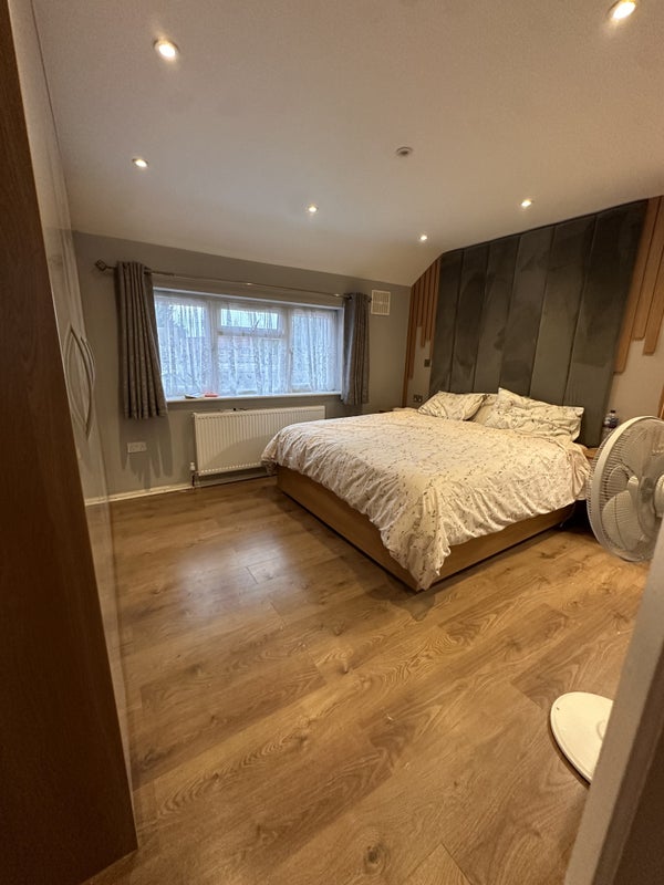 Photo 1: Bed size 180