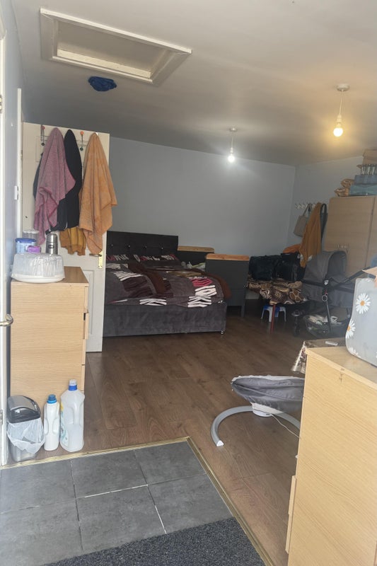 Photo 1: Please ignore clutter as photo taken whilst someone is still there.