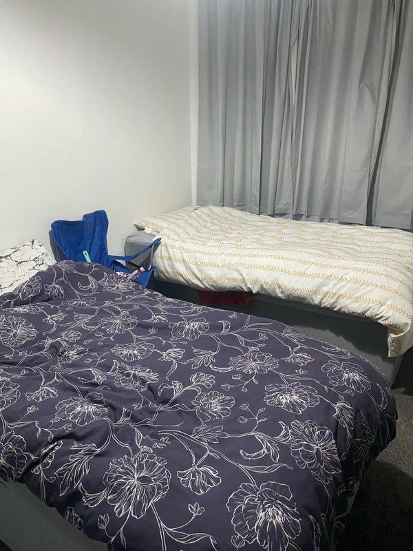 Photo 1: Double bed, clean roomate, two wordrobes , 7min walk to elizabeth line
