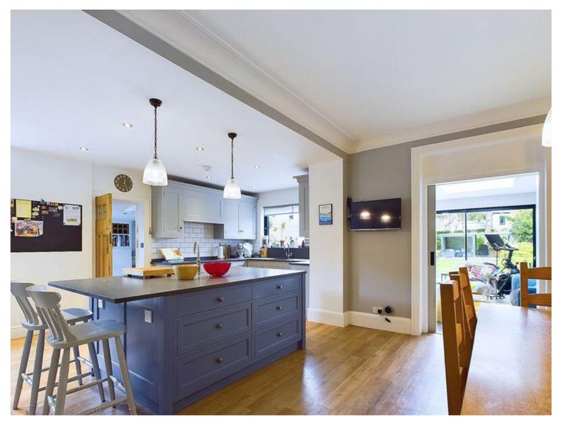 Photo 1: Kitchen Diner