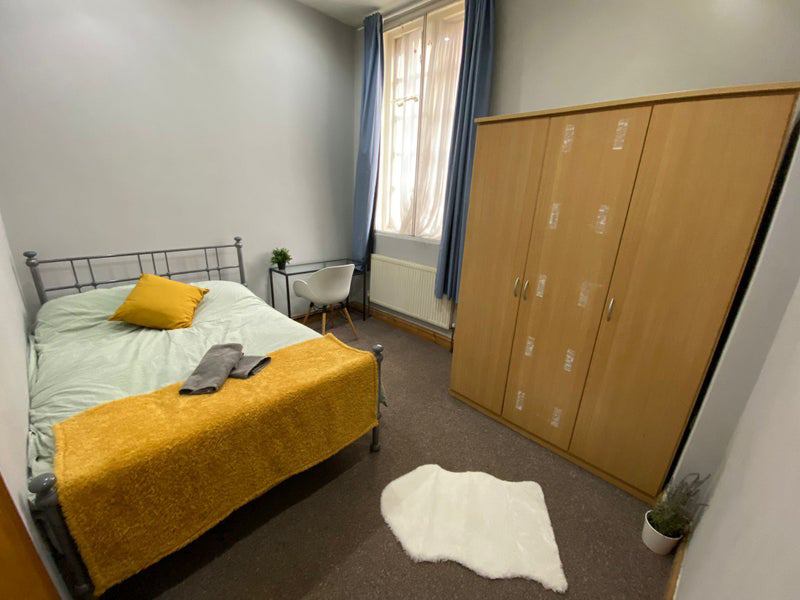 Photo 1: Room 5- £800 Available Now