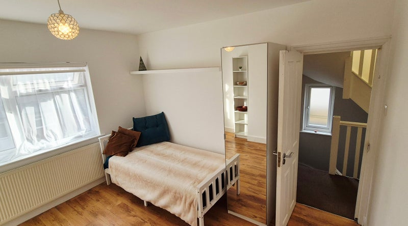 Photo 1: 1st Floor Rear Double Room