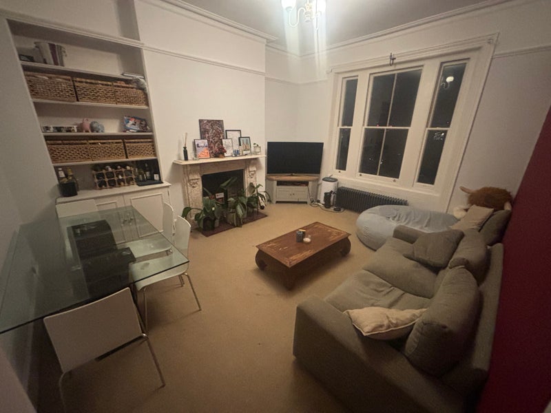 Photo 1: Living room 