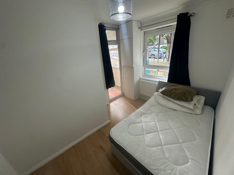 Photo 1: ROOM D. En Suite