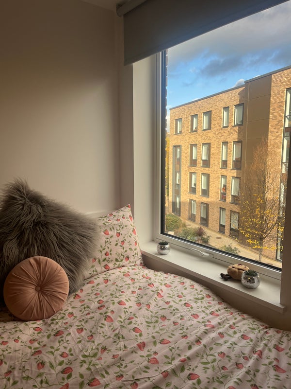 Photo 1: Bedroom view