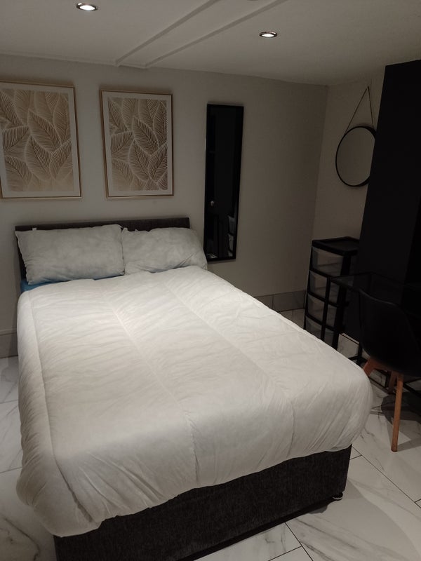 Photo 1: Ensuite bedroom