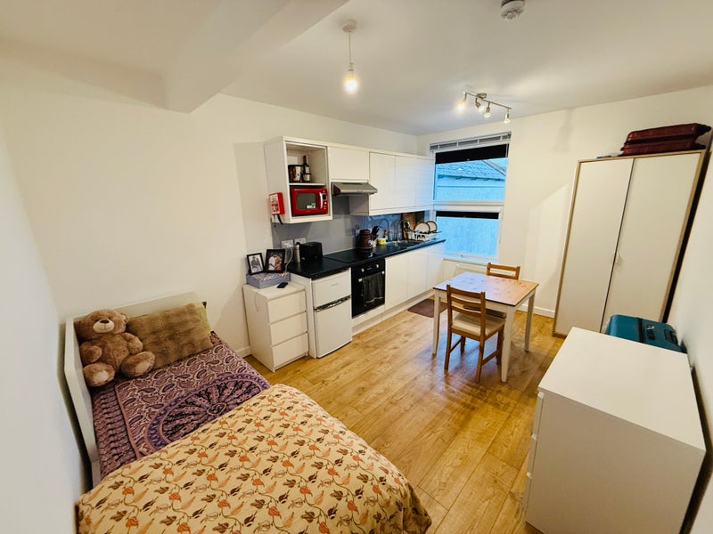 Photo 1: Flatlet with fully equipped kitchen