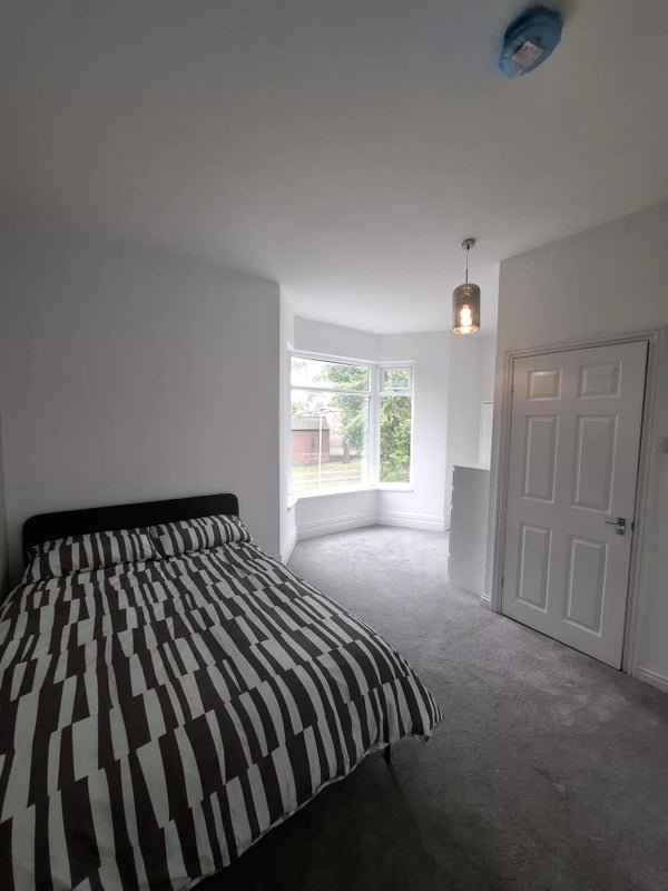 Photo 1: 100 Colwyn Road