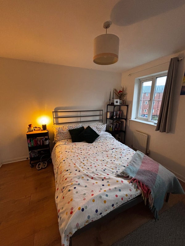 Photo 1: Ensuite room