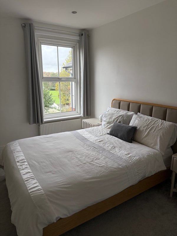 Photo 1: Double bedroom