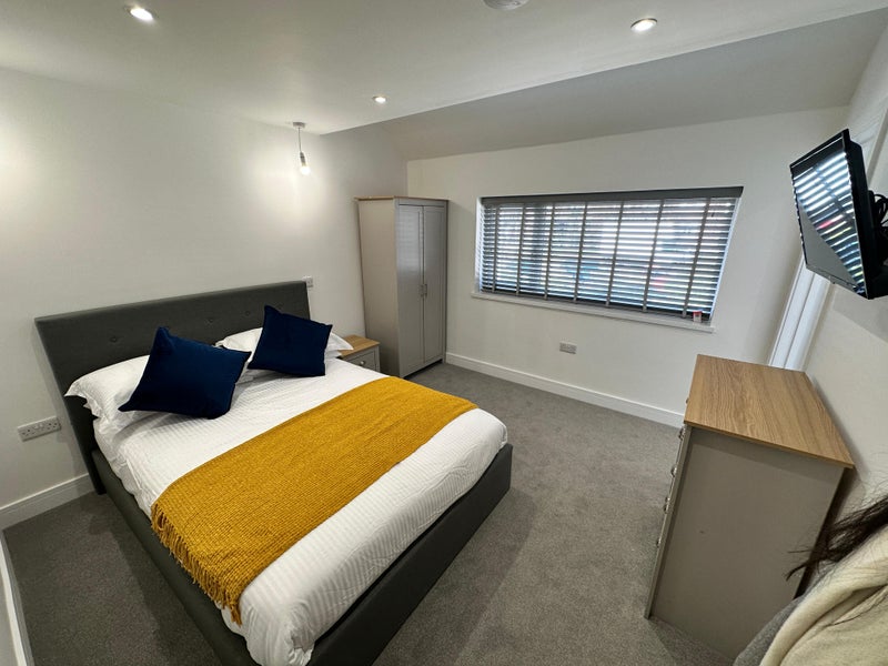 Photo 1: ROOM 6 WITH ENSUITE £725