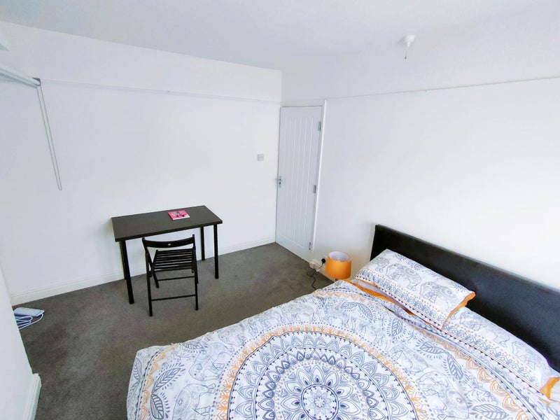 Photo 1: Room 4 Off Suite