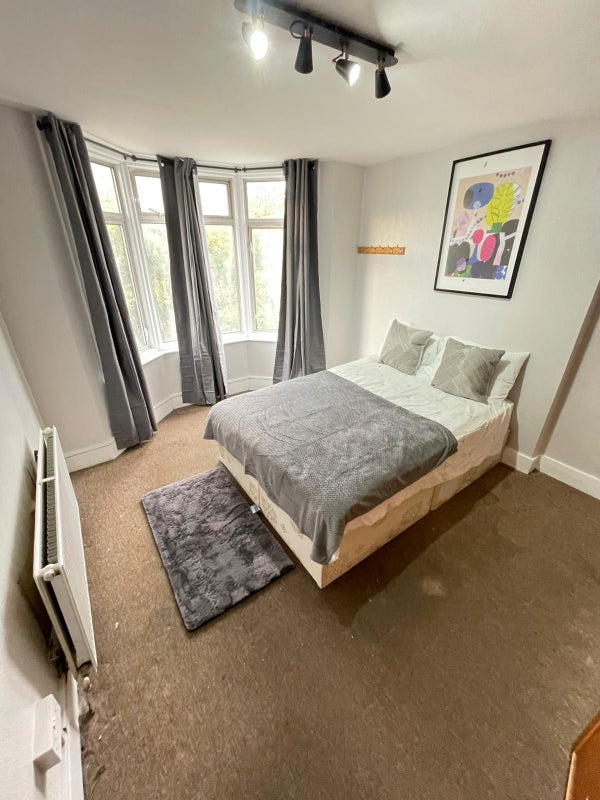 Photo 1: Spacious room £190.00 per week all bills included available now