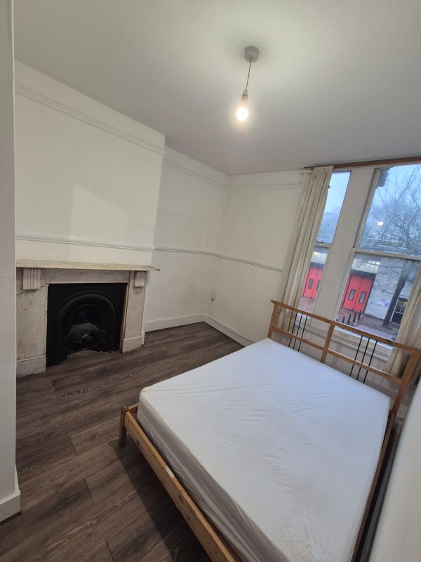 Photo 1: LARGE DOUBLE ROOM £800.00 PER MONTH AVAILABLE NOW
