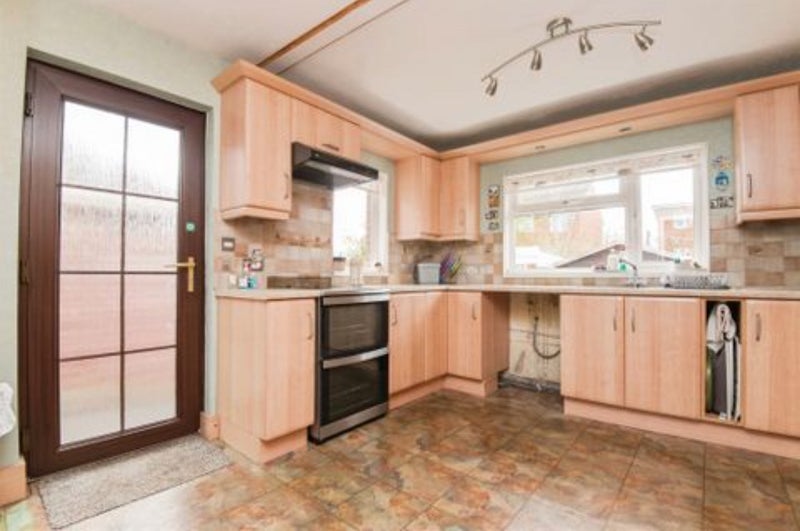 Photo 1: Spacious Kitchen