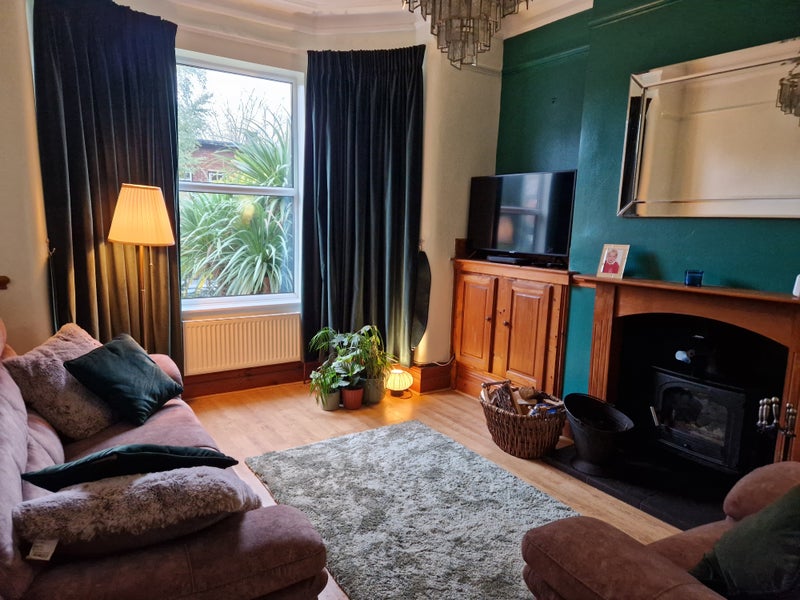 Photo 1: living room 