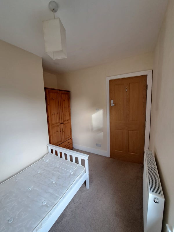 Photo 1: Single Bedroom 