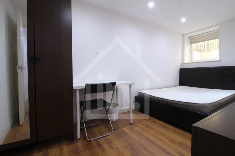 Photo 1: Room available to rent