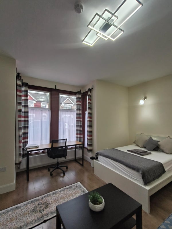 Photo 1: Room 1 £750