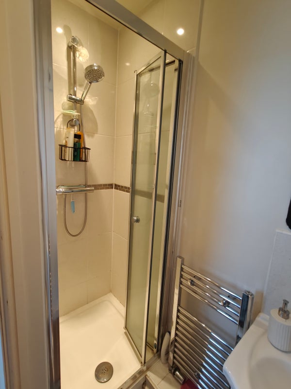 Photo 1: Room 1 En-suite