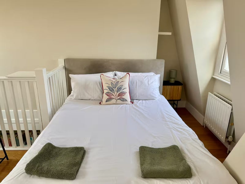 Photo 1: Double bedroom 