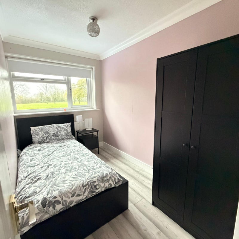 Photo 1: Single Bedroom